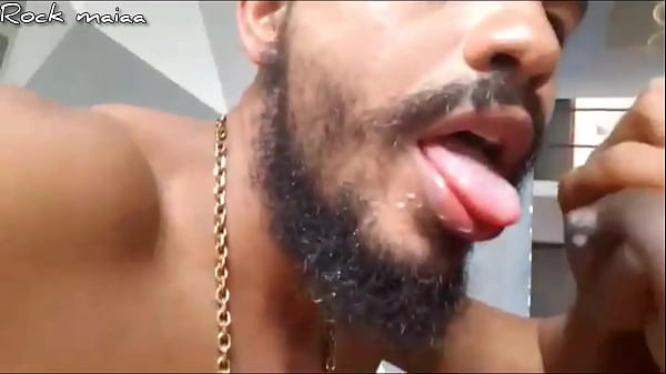 peitos cheios de leite e uma buceta enorme com o meu punho dentro em uma sessão de fist ( sexo 100% amador )