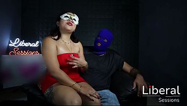 ASI DE PUTA RECIBE DOS VERGAS, UNA DE SU AMANTE Y LA OTRA DE SU MARIDO