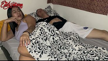 follandome a mi hermanastra mientras compartimos habitacion – porno en español