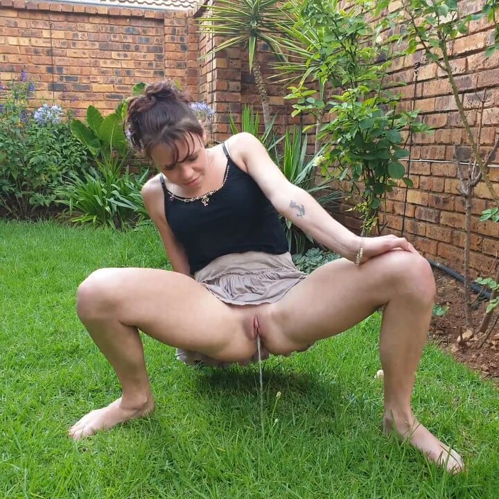 Attractive slut flassing her pussy and pissing