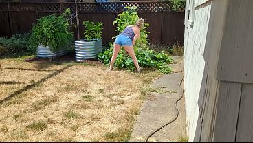 Rewarding My Neighbor With A Blowjob for Returning My Mail